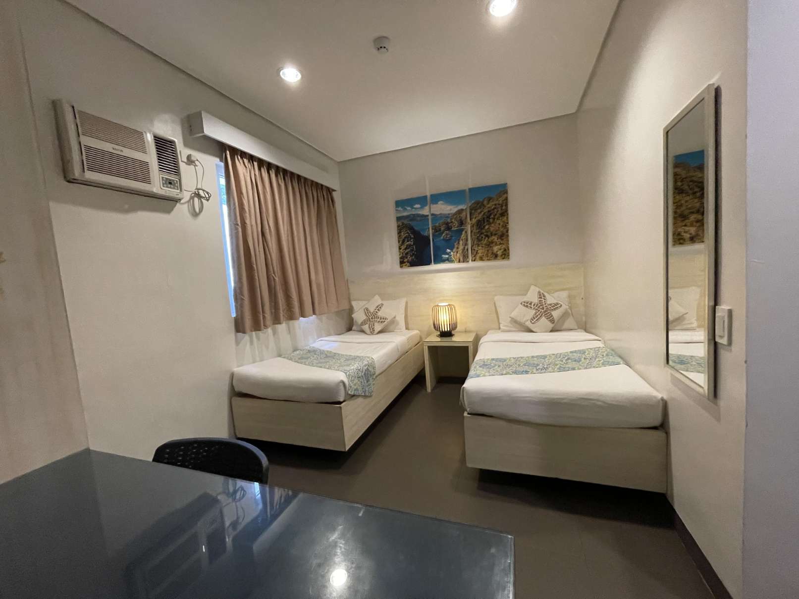 Treetop Standard Room 2 treetop suites standard